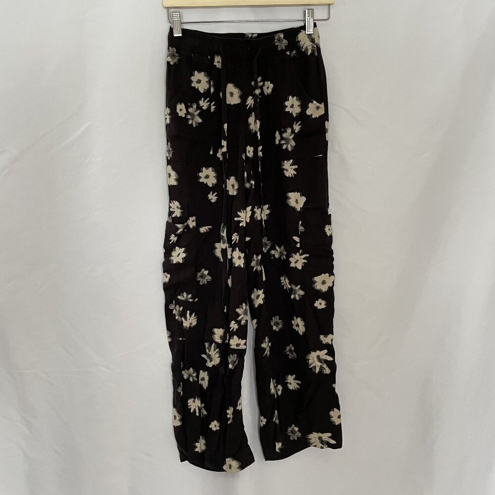 Urban Outfitters XS Black Floral Patterned‎ Relaxed Fit Pants With Pockets